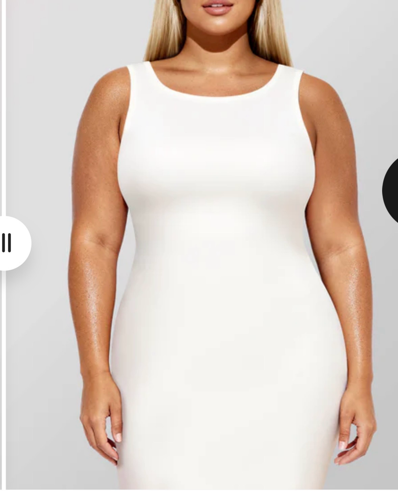 Même femme portant un vêtement blanc ajusté par-dessus le soutien-gorge Underskin